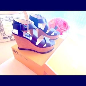 Beautiful size 8 Designer sandals brand new! You will love them :)